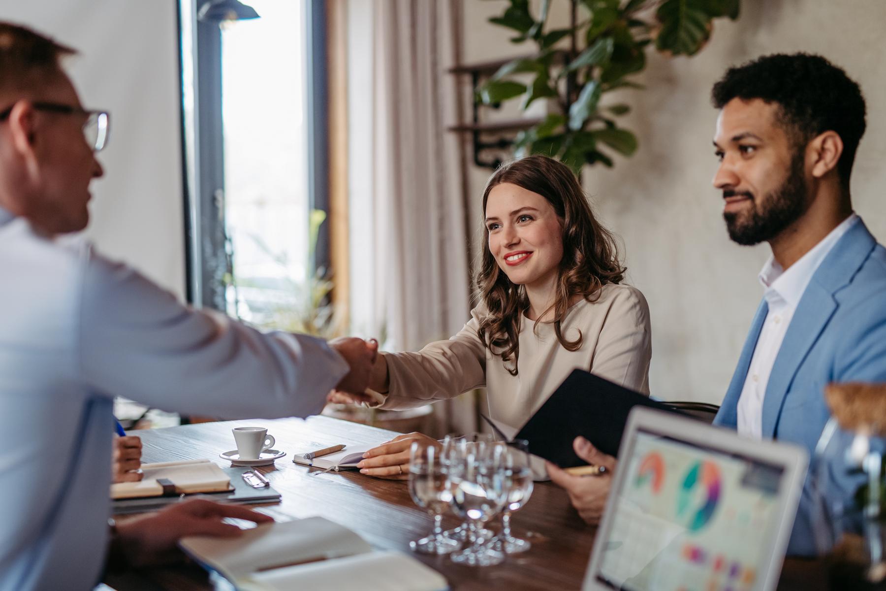 Bewerbungsgespräch mit persönlicher Note – Symbolbild für Recruiting-Trends 2025 mit Fokus auf Candidate Experience und persönlicher Betreuung